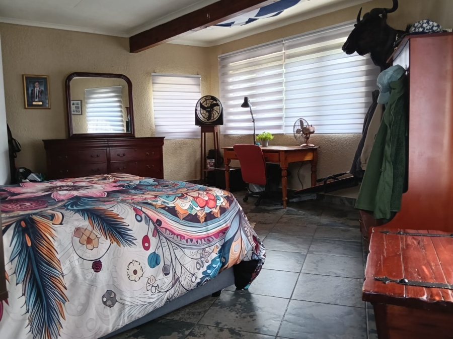 5 Bedroom Property for Sale in Loumar Western Cape